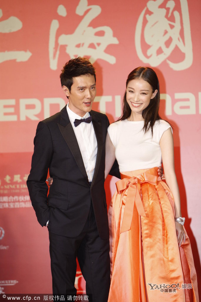 冯绍峰电影节红毯当众索吻 倪妮羞涩躲避