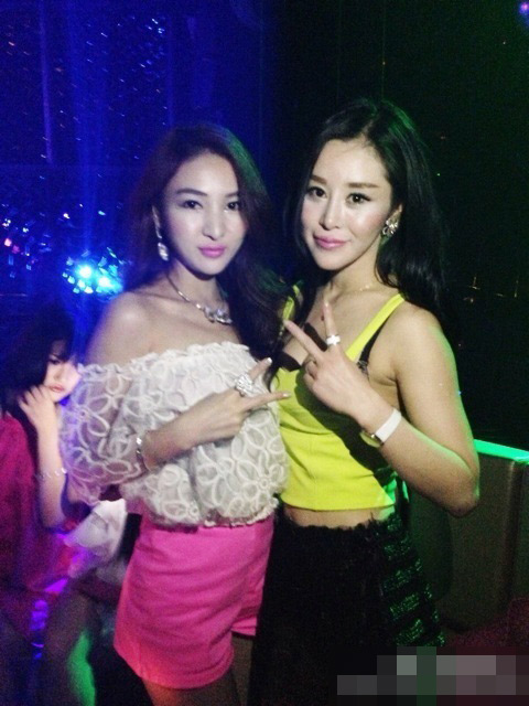郭美美酒吧办奢华生日派对 继续炫富惹众怒