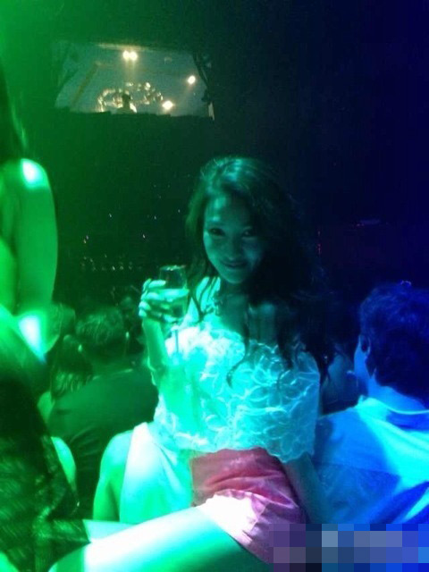 郭美美酒吧办奢华生日派对 继续炫富惹众怒