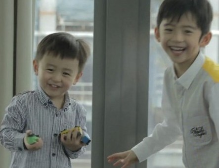 Lucas与弟弟玩闹照曝光。