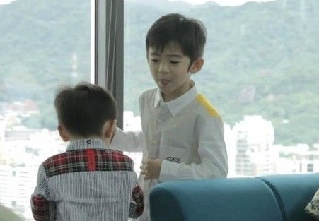 Lucas与弟弟玩闹照曝光。