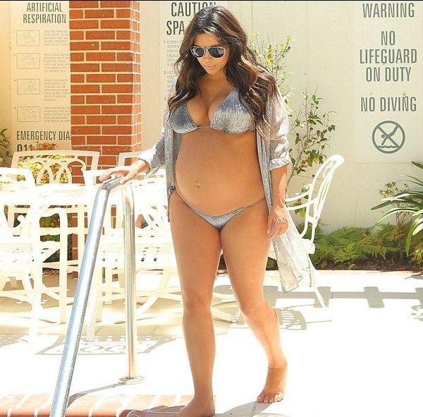 金·卡戴珊身穿前比基尼照首度曝光 肚皮浑圆似快撑破