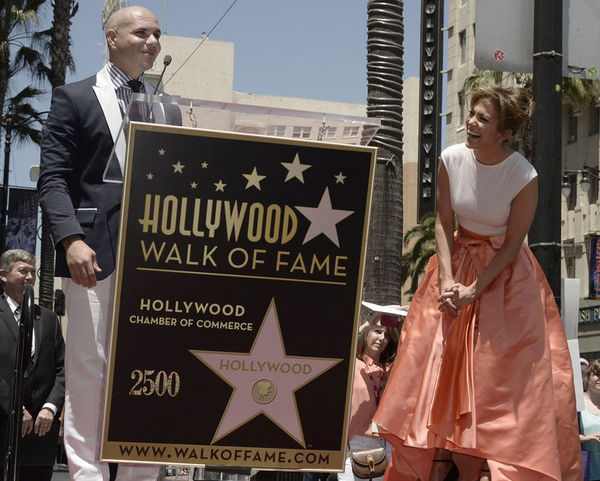 詹妮弗·洛佩兹留名星光大道 男友陪伴现场秀恩爱