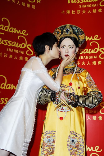 甄嬛蜡像驾临上海 孙俪贴脸亲吻“自己” 甄嬛蜡像驾临上海 孙俪贴脸亲吻“自己”