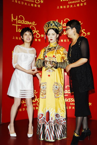 甄嬛蜡像驾临上海 孙俪贴脸亲吻“自己” 甄嬛蜡像驾临上海 孙俪贴脸亲吻“自己”