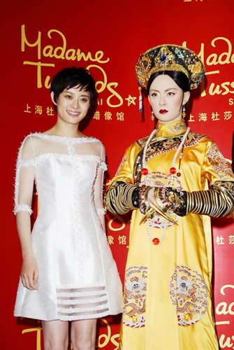 甄嬛蜡像驾临上海 孙俪贴脸亲吻“自己” 甄嬛蜡像驾临上海 孙俪贴脸亲吻“自己”