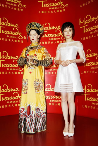 甄嬛蜡像驾临上海 孙俪贴脸亲吻“自己” 甄嬛蜡像驾临上海 孙俪贴脸亲吻“自己”