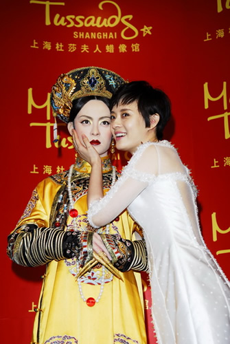 甄嬛蜡像驾临上海 孙俪贴脸亲吻“自己” 甄嬛蜡像驾临上海 孙俪贴脸亲吻“自己”