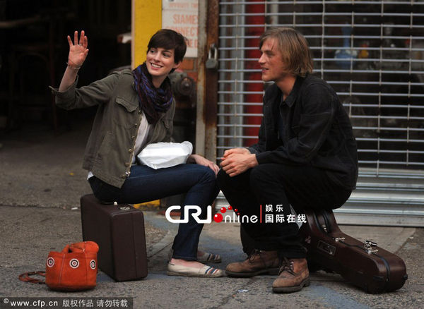 安妮·海瑟薇牛仔裤显帅气干练 与乔尼·弗林深情对视