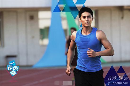 蒋劲夫完成毕业成人礼