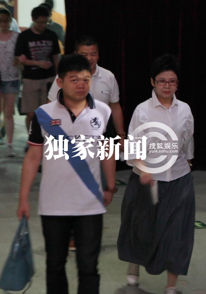 董文华儿子贴心拎包