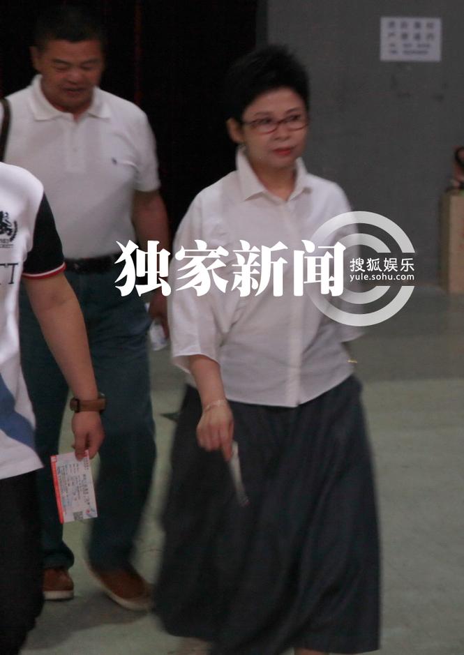 董文华儿子贴心拎包