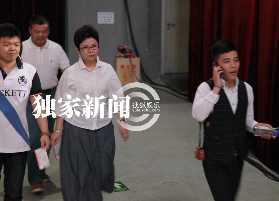 董文华儿子贴心拎包