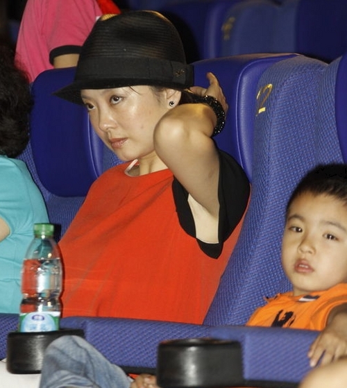 揭男星美艳娇妻神秘背景 高晓松老婆家境不俗