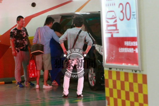 霍思燕杜江领证甜蜜购喜糖