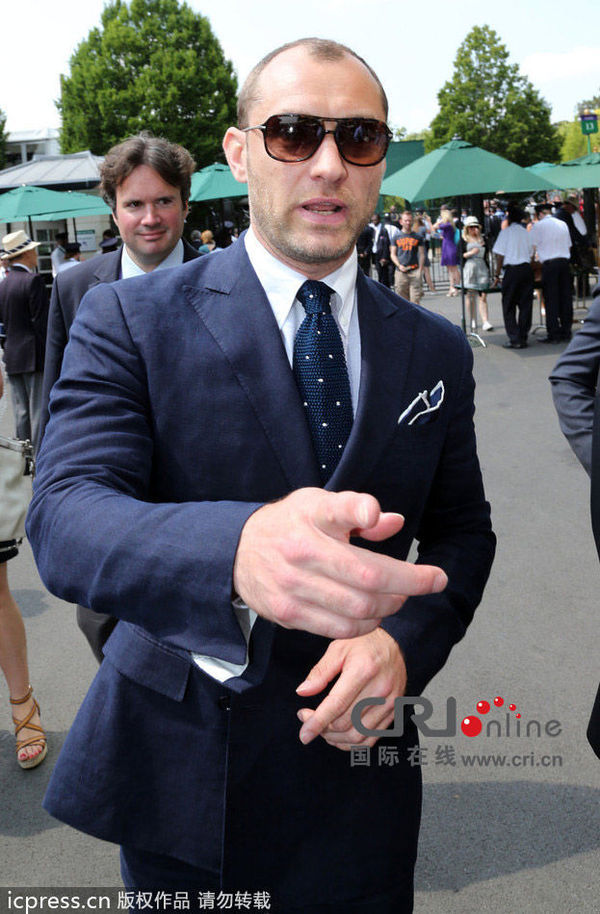 裘德-洛西装革履观战温网 头发惊现M型秃俊秀风光不再