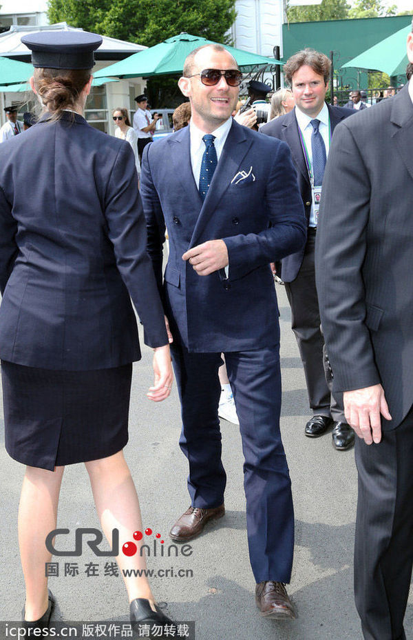 裘德-洛西装革履观战温网 头发惊现M型秃俊秀风光不再