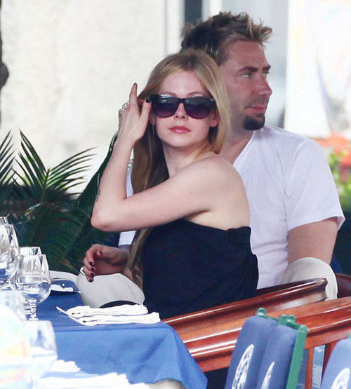 艾薇儿婚后与老公幸福度蜜月（1／8张）