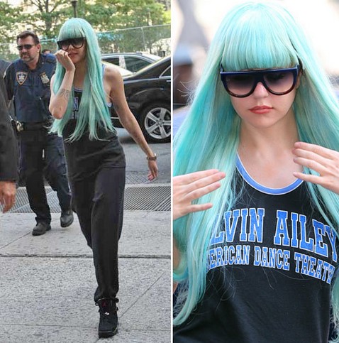 阿曼达·拜恩斯头戴彩色假发上法庭