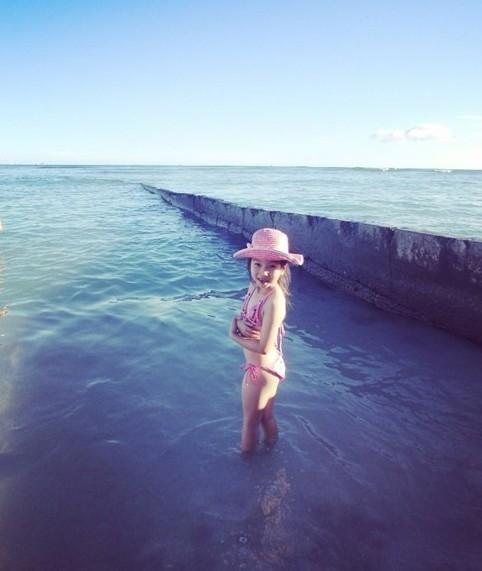 高晓松爱女私房照曝光 羞涩比基尼洋气吸睛