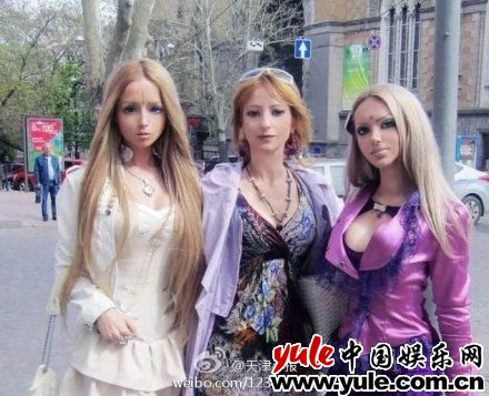 乌克兰母女三人整成芭比娃娃 网友直呼太逆天