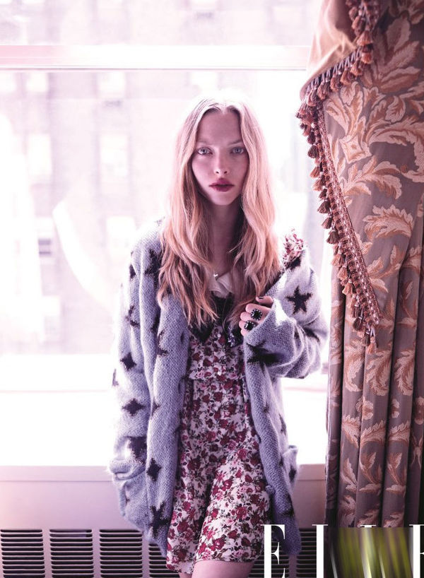 阿曼达·塞弗里德最新写真 金发红唇上演欲女诱惑