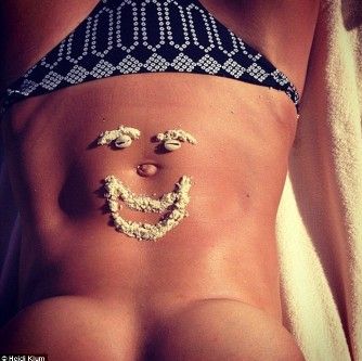 海蒂·克鲁姆裸上身秀美胸。