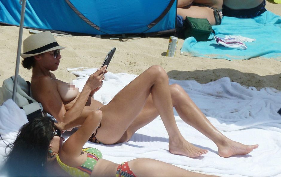 '坦胸露乳秀'-贝克尔妻女海边度假 袒胸露乳旁若无人 