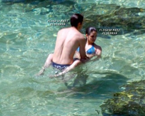 卡卡度假与妻子鸳鸯戏水