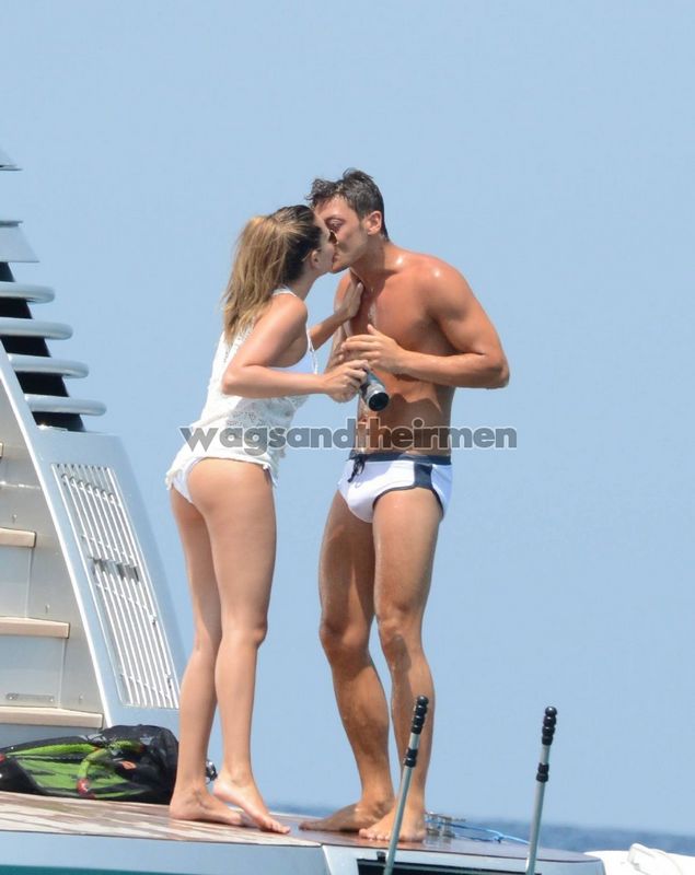 厄齐尔与女友度假激吻大秀恩爱