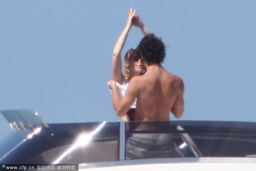 帕托芭芭拉海边度假 当众脱衣玩船震
