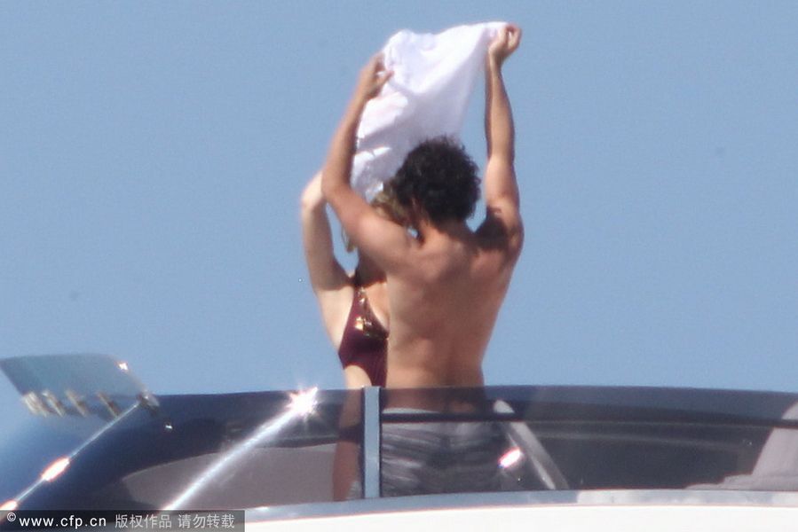 帕托芭芭拉海边度假 当众脱衣玩船震