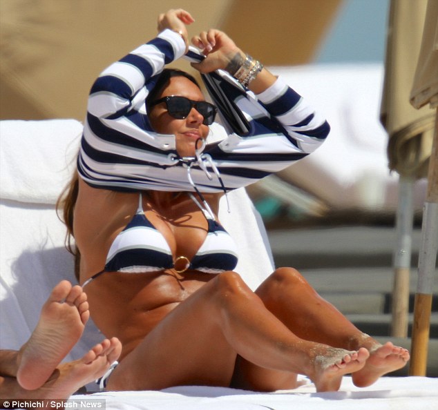 伯尼千金海滩度假豪放更衣大秀身材