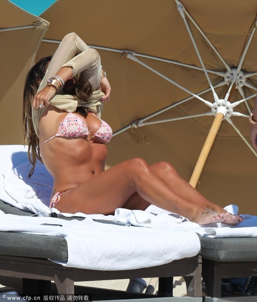 伯尼千金海滩度假 露天更衣秀豪乳