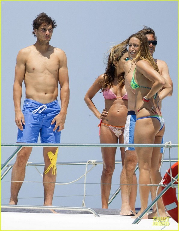 纳达尔度假参加比基尼派对