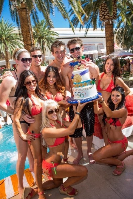 菲尔普斯度假派对上坐拥群芳