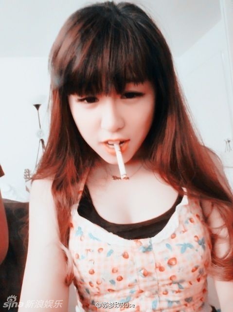 好声音萌妹苏梦玫性感照