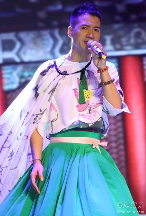 何晟铭“荷花裙”被指娘炮