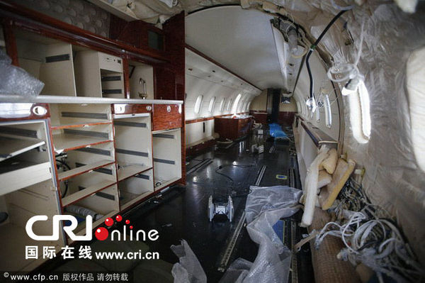 赵本山私人飞机济南检修 舱内布置曝光桌椅更换