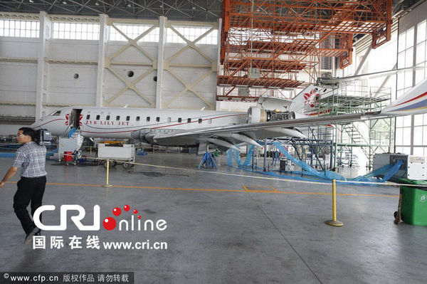 赵本山私人飞机济南检修 舱内布置曝光桌椅更换