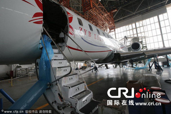 赵本山私人飞机济南检修 舱内布置曝光桌椅更换