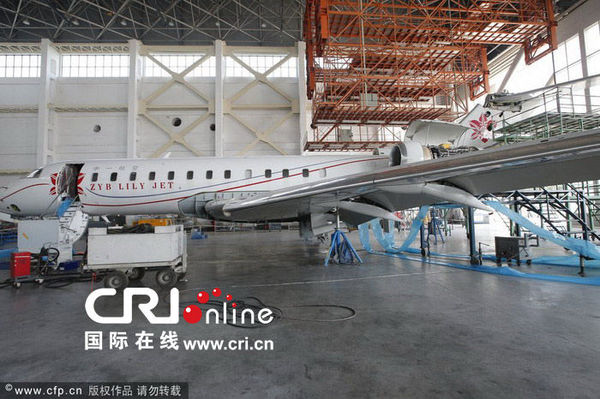 赵本山私人飞机济南检修 舱内布置曝光桌椅更换