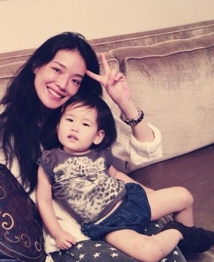 舒淇与林熙蕾女儿心心合照(图片来源：微博)（5／8张）