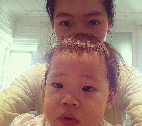 小S晒与女儿合影