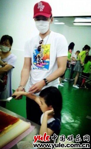 陆毅携妻女出游