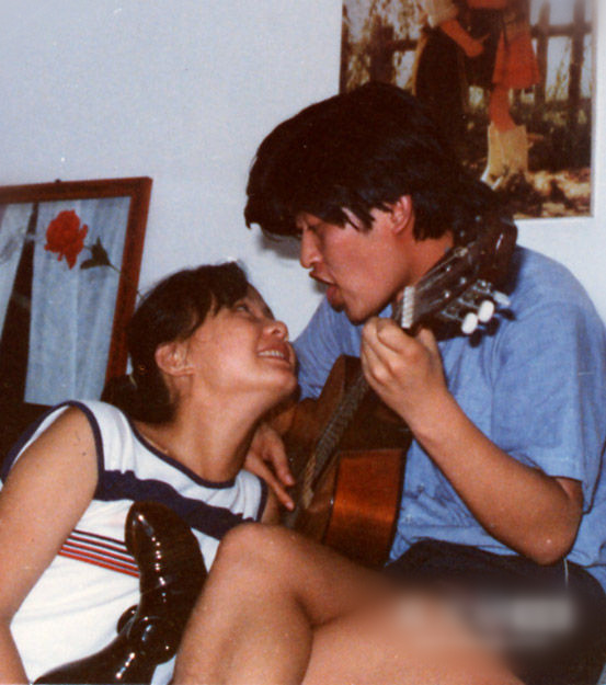 刘欢的妻子卢璐一直鲜被提及。在曝光的照片中,还有刘欢和妻子卢璐年轻时候恩爱的场景。 刘欢的妻子卢璐一直鲜被提及。在曝光的照片中,还有刘欢和妻子卢璐年轻时候恩爱的场景。