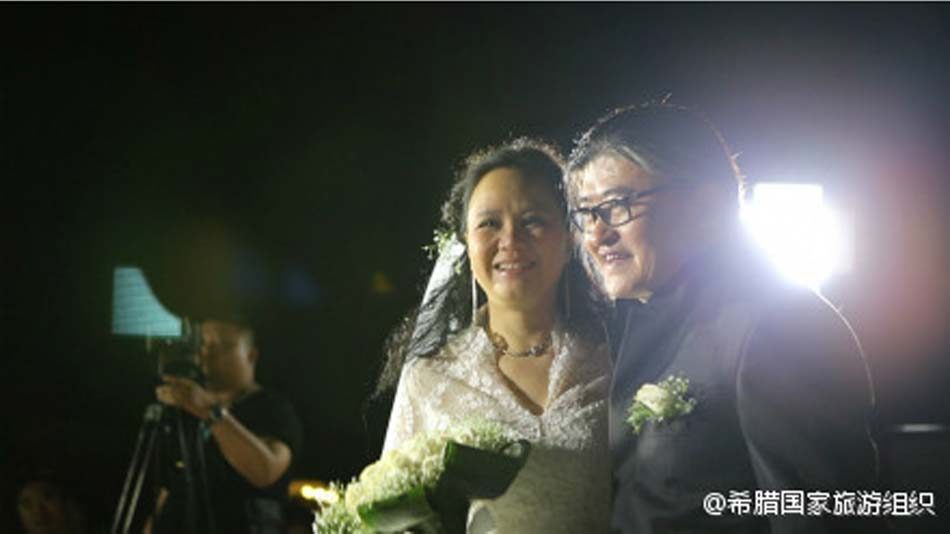  8月2日，刘欢与爱妻希腊办银婚典礼再曝出一组新照片，照片中刘欢与爱妻卢璐亲密牵手，恩爱尽显。2013年6月9日，刘欢与爱妻卢璐在希腊办结婚25周年银婚典礼。据了解，刘欢与卢璐相识9天便闪婚，于1988年6月8日正式结婚，25年来一直相濡以沫，互相支持。