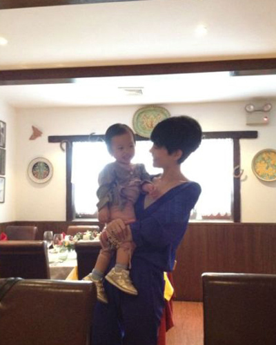 赵薇爱女小四月成长全记录 撒娇卖萌惹人爱