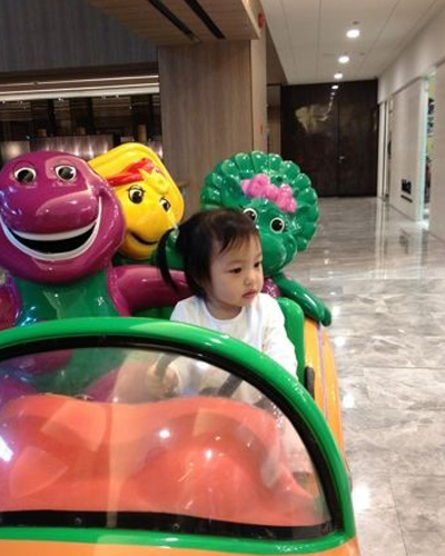 赵薇爱女小四月成长全记录 撒娇卖萌惹人爱