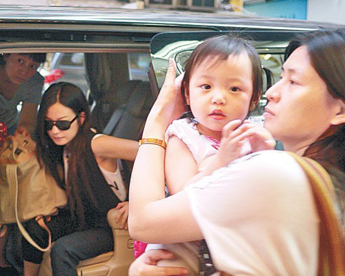 赵薇爱女小四月成长全记录 撒娇卖萌惹人爱